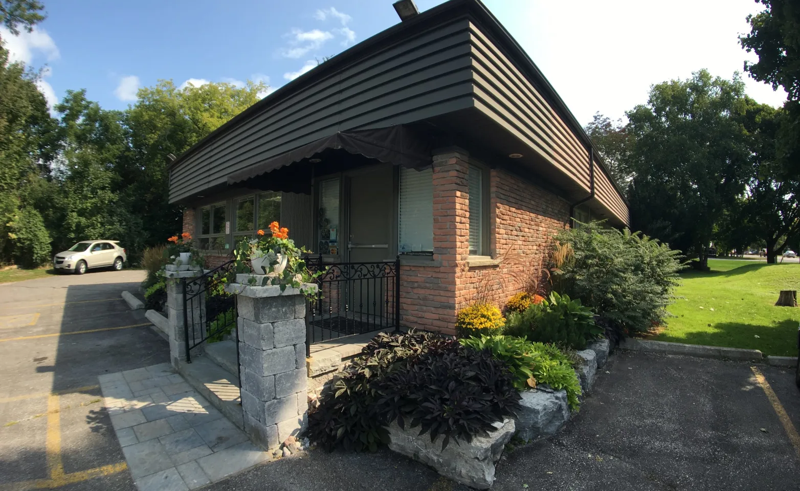 Bowmanville Veterinary Clinic front entrance and surrounding lawn with large trees